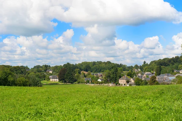 Jellegzetes francia falu, zöld dombok — Stock Fotó