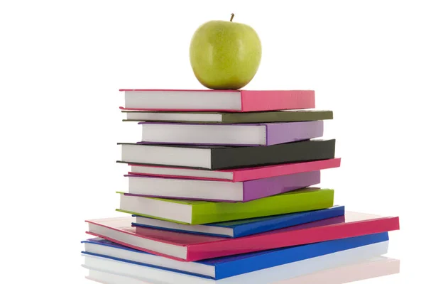 Книги для школы с яблоком — стоковое фото