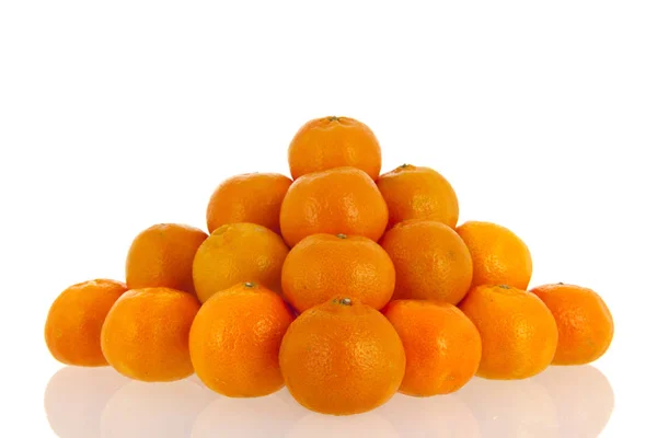 Пирамида из оранжевых мандаринов — стоковое фото