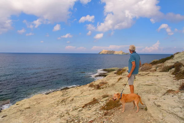 Man staat aan de kust van Corsica — Stockfoto