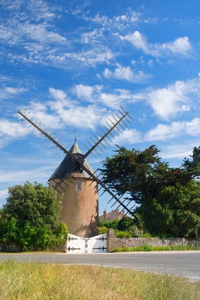 Régi szélmalom a francia szigeten — Stock Fotó