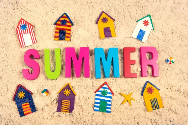 Beach huts during summer in the sand — Stock Photo, Image