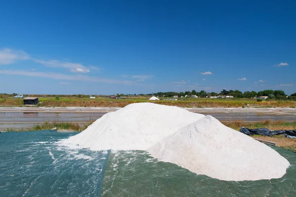 Ile de Re salt lake and tools for harvesting