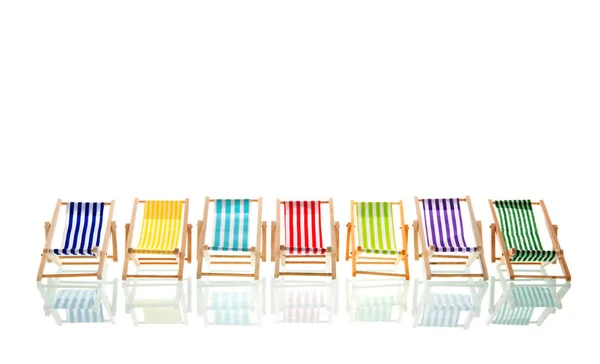 Rangée chaises de plage colorées — Photo