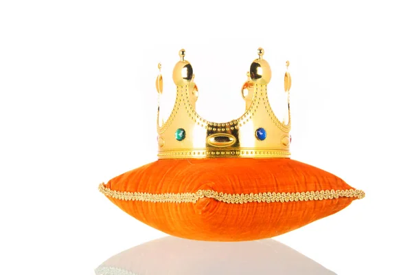 Almofada de veludo real com coroa — Fotografia de Stock