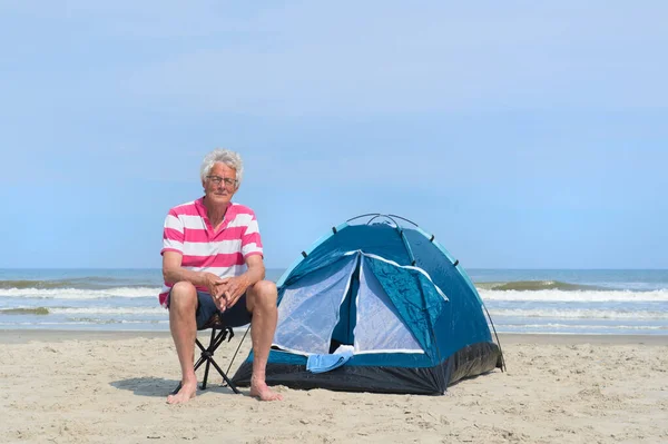 Hombre acampando en refugio en la playa —  Fotos de Stock