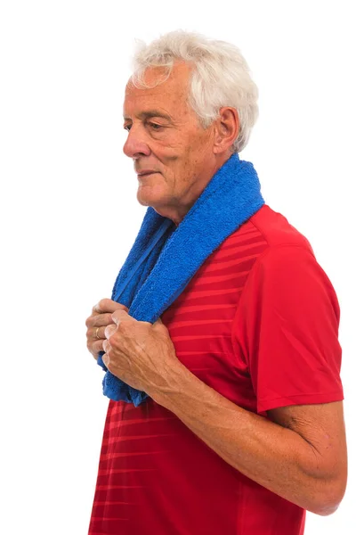 Retrato Desportivo Sênior Homem Vermelho Com Toalha Azul Contra Fundo — Fotografia de Stock