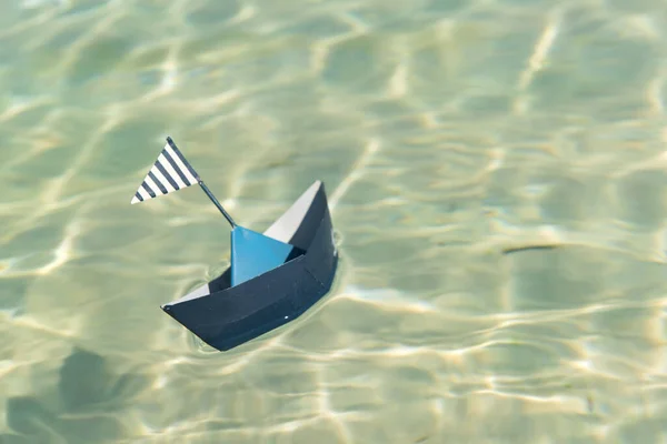 Blått Papper Båt Flyter Vatten — Stockfoto