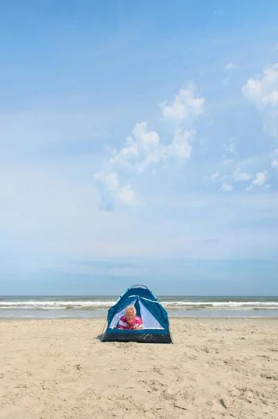 Egyedülálló Idős Férfi Kemping Menedéket Strandon — Stock Fotó