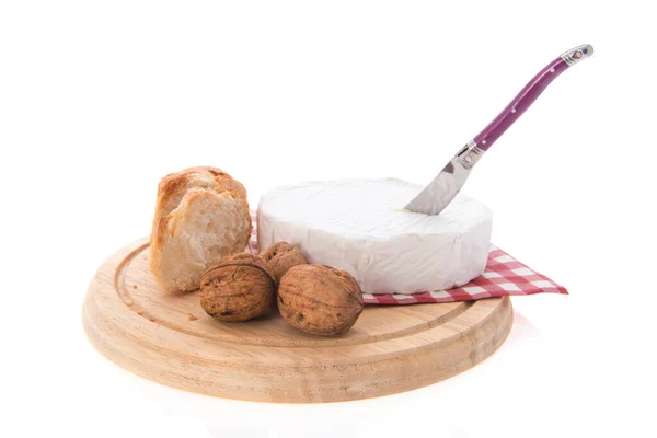 Französischer Camembert Brot Und Walnüsse Isoliert Über Weißem Hintergrund — Stockfoto