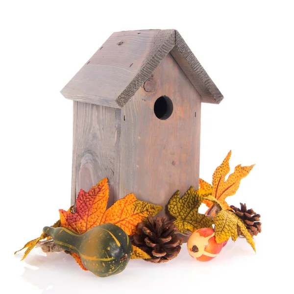 Vogelhaus Mit Herbstblättern Isoliert Über Weißem Hintergrund — Stockfoto