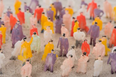 İnsanlar kumda toplanıyor.