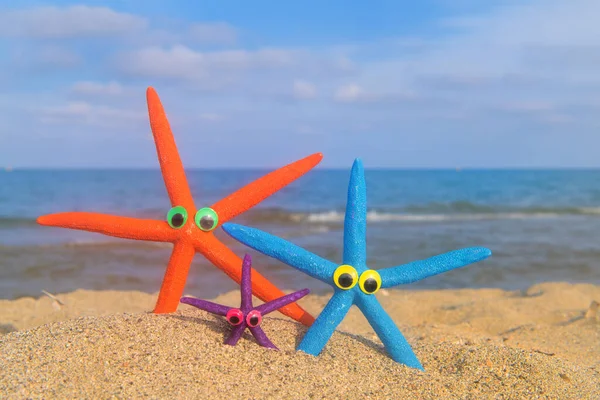 Divertenti Conchiglie Con Gli Occhi Sulla Spiaggia Con Mare Sullo — Foto Stock