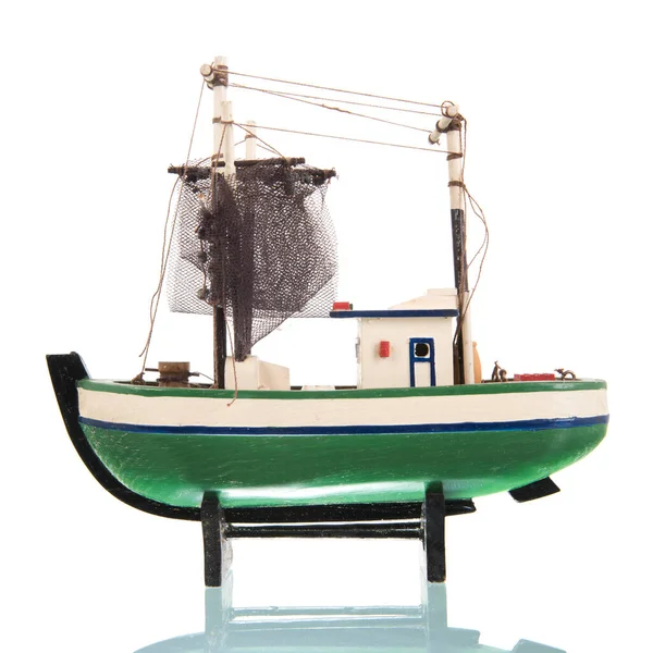 Miniaturní Zelená Rybářské Trawler Izolované Přes Bílé Pozadí — Stock fotografie