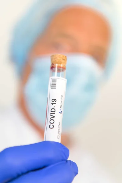 Medico Con Test Covid Negativo — Foto Stock