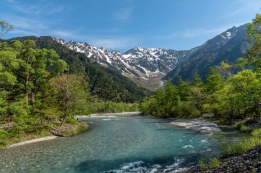 Japonya'da açık gökyüzü ile Kamikochi
