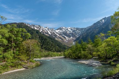 Japonya'da açık gökyüzü ile Kamikochi