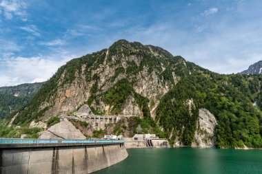 Kurobe Barajı Japonya'da görünümünü