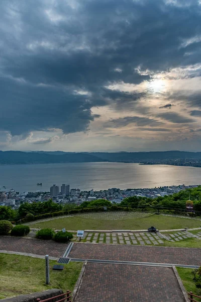 诹湖附近的山顶上的日落景色 — 图库照片