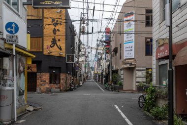 Matsuyama, Japonya - 25, Haziran, 2017: içinde arcade alışveriş Matsuyama, gecenin karanlığında burada pek çok dükkan açmak ve alışveriş caddesi gezinti ziyaretçi ve onların yukata ryokan konuklarla canlı kalır.