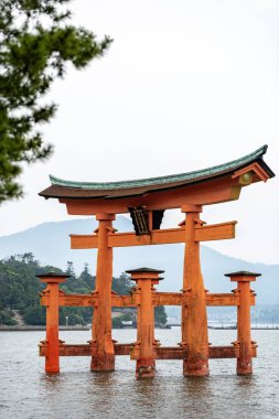 Torii Kapısı Miyajima Adası, Hatsukaichi City, Hiroşima-ken, Japonya sahillerinde yüzen 
