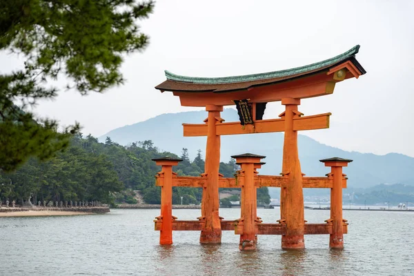 Helgedomen Itsukushima Jinja Flytande Torii Gate Utanför Kusten Miyajima Hatsukaichi — Stockfoto