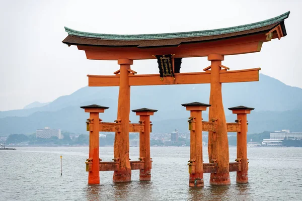 Helgedomen Itsukushima Jinja Flytande Torii Gate Utanför Kusten Miyajima Hatsukaichi — Stockfoto