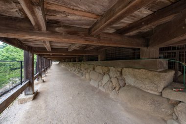 Miyajima, Japonya - 27 Haziran 2017: Toyokuni tapınak beş kat pagoda Miyajima kapıda yakın, Hiroşima, Japonya Itsukuşima tapınak kayan kapısında adlı.
