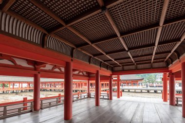 Miyajima, Japonya - 27 Haziran 2017: Itsukushima Tapınak, Japonya. Itsukuşima tapınak Shinto tapınak Adası, (halk Miyajima bilinen), en iyi bilinen için onun 