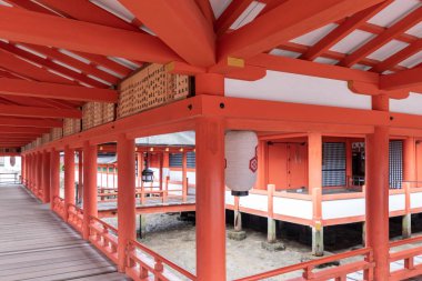 Miyajima, Japonya - 27 Haziran 2017: Itsukushima Tapınak, Japonya. Itsukuşima tapınak Shinto tapınak Adası, (halk Miyajima bilinen), en iyi bilinen için onun 