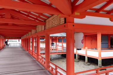 Miyajima, Japonya - 27 Haziran 2017: Itsukushima Tapınak, Japonya. Itsukuşima tapınak Shinto tapınak Adası, (halk Miyajima bilinen), en iyi bilinen için onun 