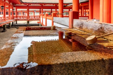 Miyajima, Japonya - 27 Haziran 2017: Itsukushima Tapınak, Japonya. Itsukuşima tapınak Shinto tapınak Adası, (halk Miyajima bilinen), en iyi bilinen için onun 