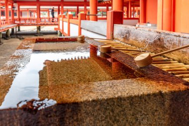 Miyajima, Japonya - 27 Haziran 2017: Itsukushima Tapınak, Japonya. Itsukuşima tapınak Shinto tapınak Adası, (halk Miyajima bilinen), en iyi bilinen için onun 
