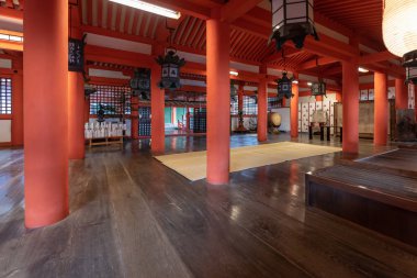 Miyajima, Japonya - 27 Haziran 2017: Itsukushima Tapınak, Japonya. Itsukuşima tapınak Shinto tapınak Adası, (halk Miyajima bilinen), en iyi bilinen için onun 