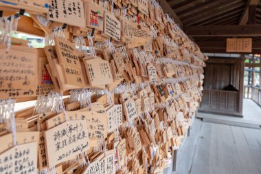 Miyajima, Japonya - 27 Haziran 2017: Itsukushima Tapınak, Japonya. Itsukuşima tapınak Shinto tapınak Adası, (halk Miyajima bilinen), en iyi bilinen için onun 