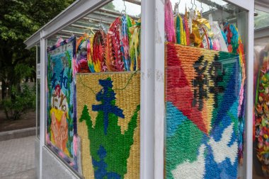 Hiroşima, Japonya - 27 Haziran 2017: Parlak renkli kağıt Sadako Sasaki ve atomik-in Hiroshima çocuk kurbanı binlerce anmak için çocuk Barış Anıtı vinç.