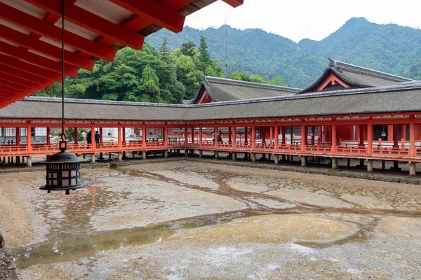 日本宫岛 2017年6月27日 严岛神社 严岛神社是严岛的神社 俗称宫岛 的鸟居门而闻名 — 图库照片