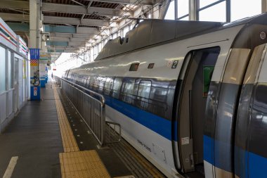 Osaka, Jp - 28 Haziran 2017: Gates Shinkansen yüksek hızlı tren istasyonunda formu demiryolu yan, ile ilgilenen yolcular için açılış olarak arka plan gösterilen.