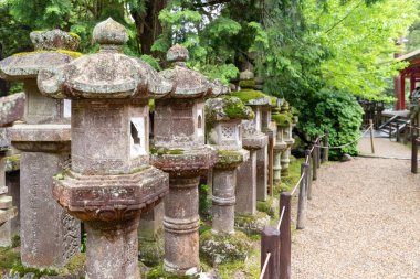 Antik taş monolitik lamba, Kasuka tapınak: Nara, Japan.