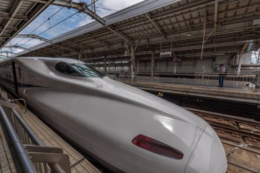 Okayama, Japonya - 1 Temmuz 2017: Ön görünümü satırının Japon yüksek hızlı tren veya shinkansen Tokaido-Sanyo Okayam İstasyonu, Japonya. Klasik sesi kavramı.