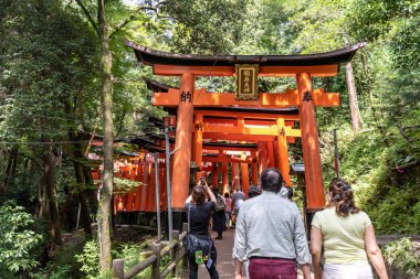 Kyoto, Japonya - 1 Temmuz 2017: Yakın ağ geçitleri içinde Fushimi Inari Taisha tapınak Kyoto, Japonya.