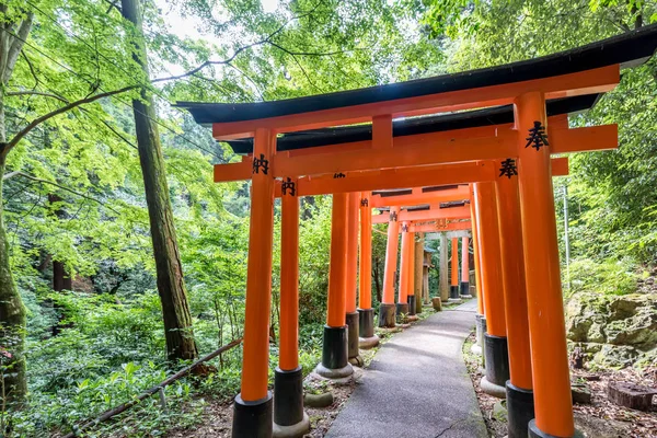 Torii gates de Fushimi Inari tapınak için görüntüleyin. : Kyoto, Japan bulunan meşhur mekanlar