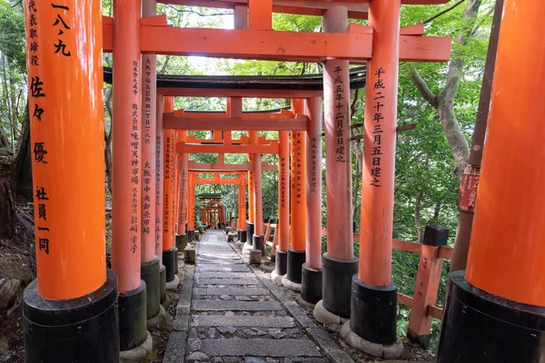 Torii gates de Fushimi Inari tapınak için görüntüleyin. : Kyoto, Japan bulunan meşhur mekanlar