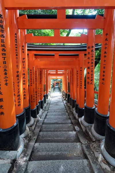 Torii gates de Fushimi Inari tapınak için görüntüleyin. : Kyoto, Japan bulunan meşhur mekanlar