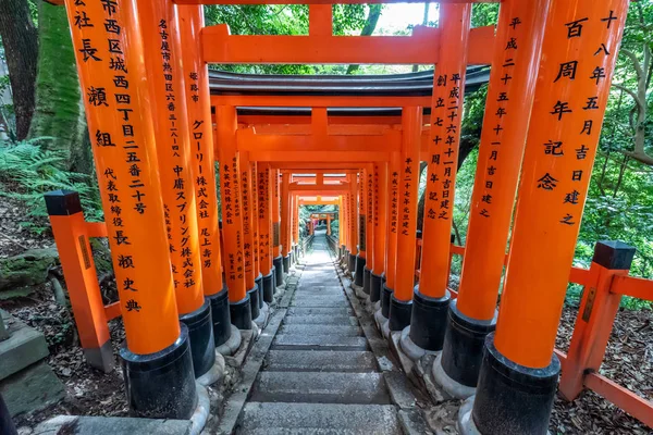 Torii gates de Fushimi Inari tapınak için görüntüleyin. : Kyoto, Japan bulunan meşhur mekanlar