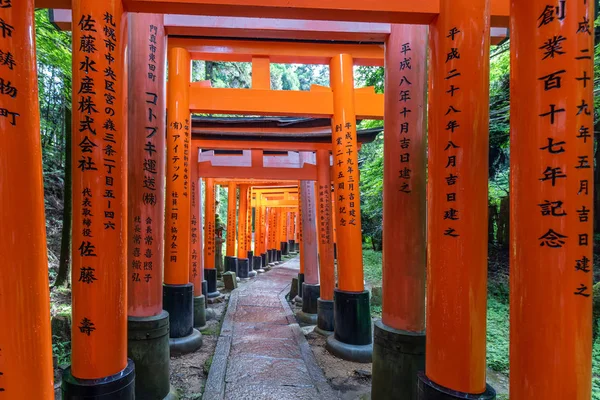 Torii gates de Fushimi Inari tapınak için görüntüleyin. : Kyoto, Japan bulunan meşhur mekanlar