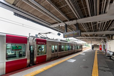 Miyajima, Japonya - 27 Haziran 2017: Miyajima tren istasyonu nerede antik tapınak ve kırmızı Shinto yakın kapı yüzüyor Itsukushima tapınak için ana ulaşım olan.