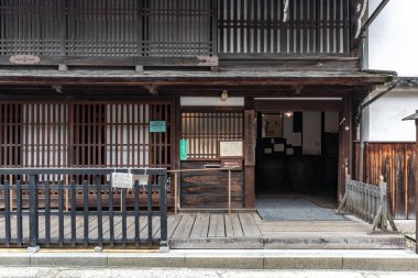 Miyajima, Japonya - 27 Haziran 2017: Sokakta Omotesando alışveriş Miyajima, Japonya. En canlı Miyajima içinde yerleştirin ve en çok turist tarafından ziyaret edildi. Otorii kapı yerdir.