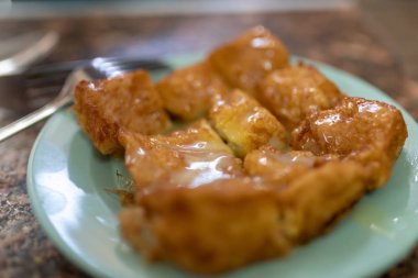 Hong Kong usulü yumurtalı ekmek.