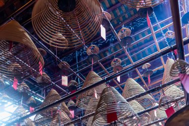 Bobinler tütsü ve duman içinde man mo temple, hollywood road, hong kong